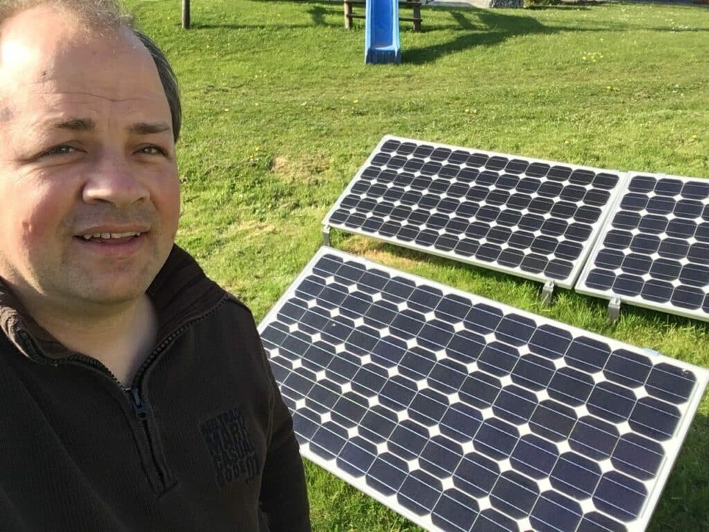 Balkonkraftwerke - habe ich selber getestet. Diese Solarmodule sind ein Beweis, dass JEDER aktiv an der Energiewende teilnehmen kann! - Foto: Sven Oliver Rüsche.