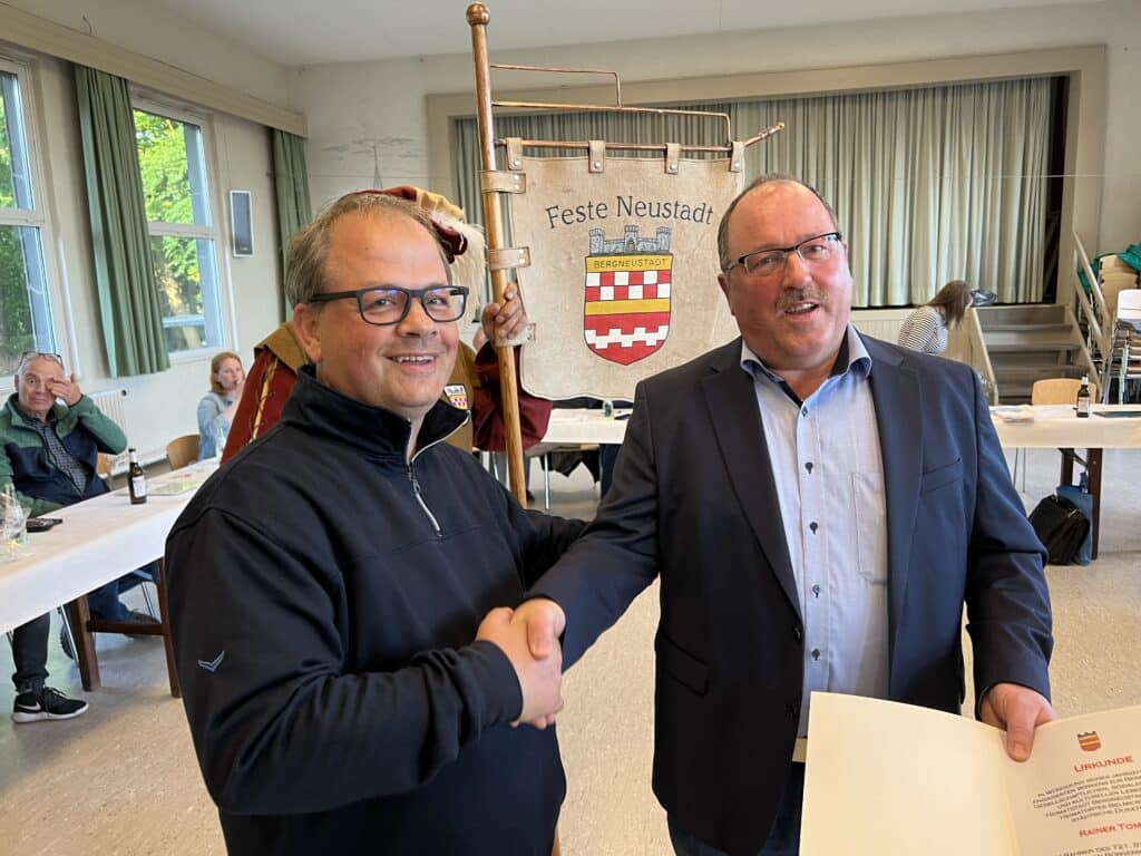 Sven Oliver Rüsche gratuliert Rainer Tomasetti zum Stadtdukaten 2022 im Annaheim Belmicke.